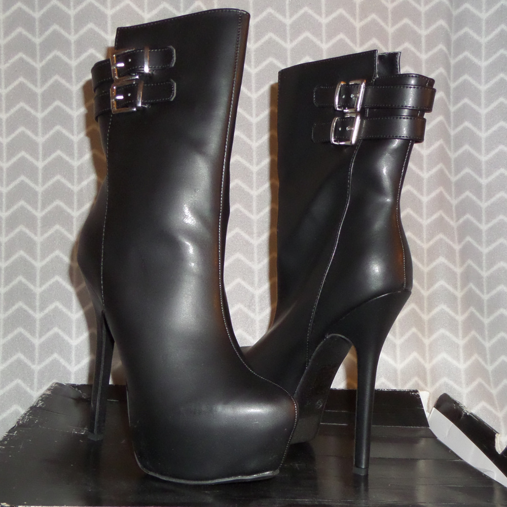 Edgy faux-leather boot Tezra